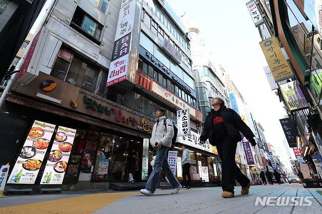 [서울=뉴시스] 황준선 기자 = 사진은 음식점과 주점 등이 밀집된 서울 종로구 종각 젊음의 거리 모습. 2024.01.12. hwang@newsis.com