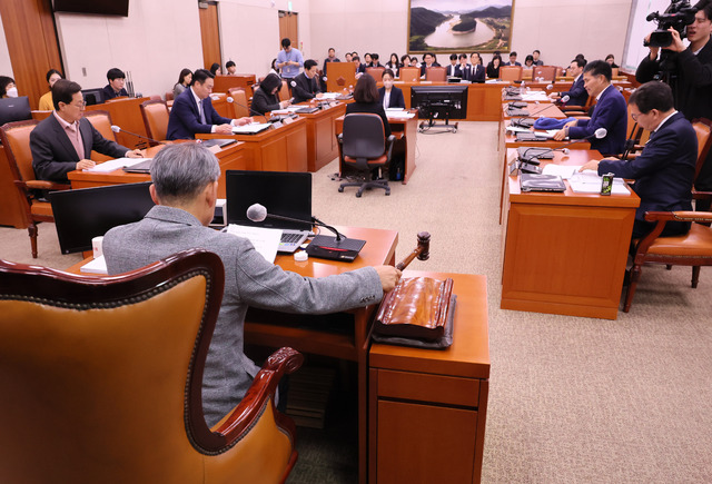 15일 국회에서 열린 농림축산식품해양수산위원회 안건조정위원회에서 윤준병 위원장이 의사봉을 두드리고 있다. 더불어민주당은 이날 ‘농어업회의소법 제정안’ 등 6개 안건을 단독의결했다. 연합뉴스