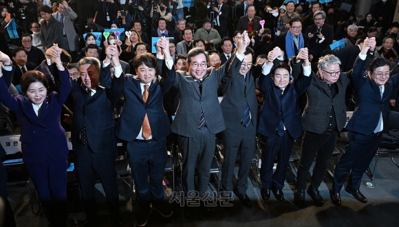 더불어민주당을 탈당한 이낙연 전 대표가 16일 서울 영등포구 서울여성플라자에서 열린 새로운미래 출범식에서 이준석 개혁신당(가칭) 정강정책위원장 및 참석자들과 기념 촬영을 하고 있다. 2024.1.16 오장환 기자