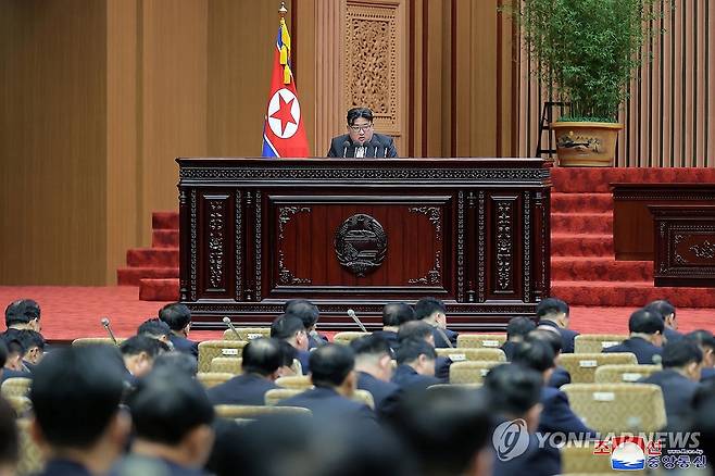 시정연설하는 북한 김정은 (평양 조선중앙통신=연합뉴스) 북한은 지난 15일 평양 만수대의사당에서 최고인민회의 제14기 제10차 회의를 열어 남북회담과 남북교류업무를 담당해온 조국평화통일위원회와 민족경제협력국, 금강산국제관광국을 폐지하기로 결정했다고 조선중앙통신이 16일 보도했다. 김정은 국무위원장은 시정연설에서 "전쟁이 일어나는 경우에는 대한민국을 완전히 점령ㆍ평정ㆍ수복하고 공화국 영역에 편입시키는 문제"를 헌법에 반영하는 것이 중요하다고 밝혔다. 2024.1.16 
    [국내에서만 사용가능. 재배포 금지. For Use Only in the Republic of Korea. No Redistribution] nkphoto@yna.co.kr