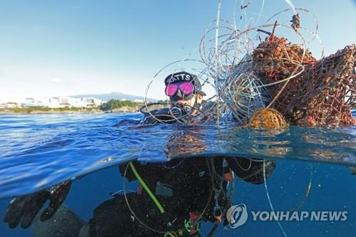 폐어구 수거 [연합뉴스 자료사진]