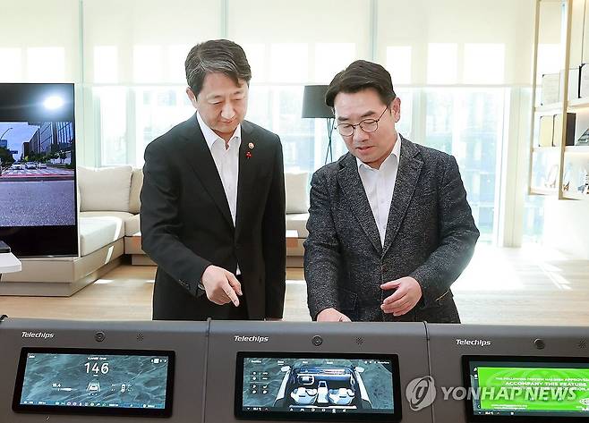 반도체 설계 전문기업 방문한 안덕근 장관 (서울=연합뉴스) 안덕근 산업통상자원부 장관이 16일 경기도 성남시 판교에 위치한 반도체 설계 전문기업 텔레칩스를 방문해 자동차 반도체 시연 장비 등 주요시설을 둘러보고 있다. 2024.1.16 [산업통상자원부 제공. 재판매 및 DB 금지] photo@yna.co.kr