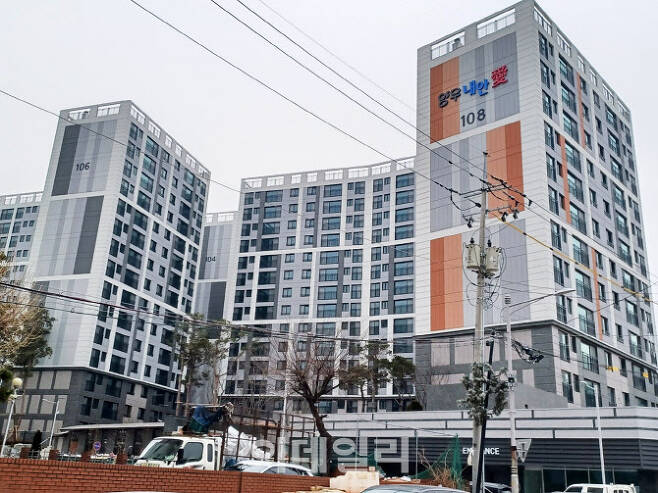 17일 김포고촌역지역주택조합이 시행하고 양우건설이 시공한 양우내안애 아파트의 고도 문제로 입주에 차질이 생겼다. (사진 = 이종일 기자)