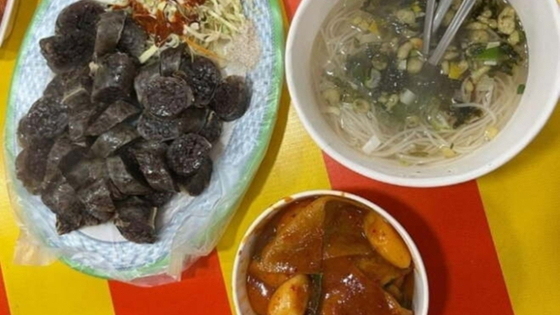 최근 한 온라인 커뮤니티에서는 홍천강 꽁꽁축제 야시장에서 판매하는 음식의 가격이 지나치게 비싸다는 주장이 나왔다. 〈사진=온라인 커뮤니티〉