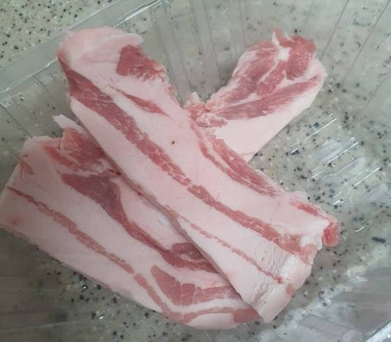 온라인에서 산 삼겹살에 비계가 너무 많다는 글과 사진이 최근 한 온라인 커뮤니티에서 화제가 됐다. 〈사진=온라인커뮤니티〉