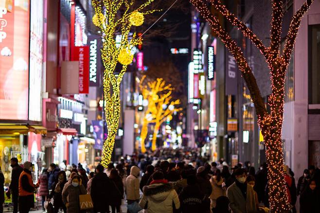 밤에 인공조명 수준이 높으면 황반변성 위험도 커지는 것으로 나타났다. [사진=클립아트코리아]
