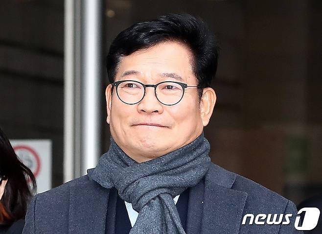 '더불어민주당 전당대회 돈봉투 살포'에 관여한 혐의를 받는 송영길 전 대표가 서울 서초구 중앙지방법원에서 열린 구속 전 피의자 심문(영장실질심사)을 마친 후 법원을 나서고 있다. 2023.12.18/뉴스1 ⓒ News1 박세연 기자