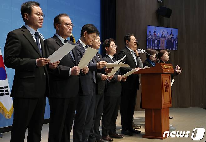 황희, 윤건영, 박범계 의원 등 문재인 정부 장관 및 청와대 출신 의원들이 17일 오후 서울 여의도 국회 소통관에서 문 전 대통령 주변 수사 관련 합동 기자회견을 하고 있다. 2024.1.17/뉴스1 ⓒ News1 구윤성 기자