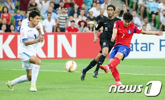 축구대표팀 손흥민이 22일 오후(현지시각) 호주 멜버른 렉탱귤러 스타디움에서 열린 2015 아시아축구연맹(AFC) 호주 아시안컵 8강전 우즈베키스탄과의 경기에서 1-0으로 앞선 연장 후반 쐐기골을 터트리고 있다. 2015.1.22/뉴스1 ⓒ News1 오대일 기자