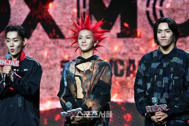 6인조 보이그룹 다이몬(DXMON)이 17일 청담동 일지아트홀에서 첫 미니앨범 ‘HYPERSPACE“를 선보이는 데뷔쇼케이스를 열고 꿈을 향한 항해를 시작했다.  다이몬은 민재, 세이타, 태극, HEE,REX, JO로 구성됐고 하이퍼스페이스에는  타이틀 곡 BURN UP을 비롯해 총 4곡을 수록했다. 2024.01.17.강영조 기자 kanjo@sportsseoul.com