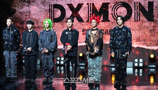 6인조 보이그룹 다이몬(DXMON)이 17일 청담동 일지아트홀에서 첫 미니앨범 ‘HYPERSPACE“를 선보이는 데뷔쇼케이스를 열고 꿈을 향한 항해를 시작했다.  다이몬은 민재, 세이타, 태극, HEE,REX, JO로 구성됐고 하이퍼스페이스에는  타이틀 곡 BURN UP을 비롯해 총 4곡을 수록했다. 2024.01.17.강영조 기자 kanjo@sportsseoul.com