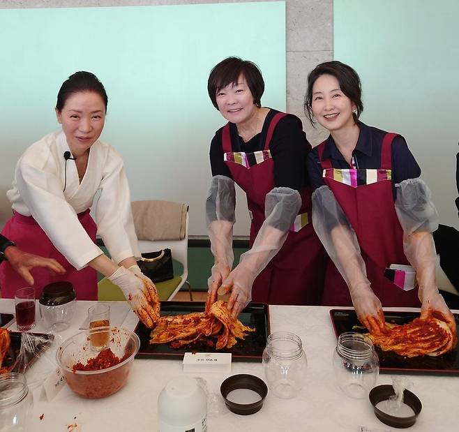 지난달 17일 일본 도쿄 주일 한국 대사관에서 열린 김장 담그기 행사에서 아베 아키에(가운데) 여사가 김장 담그기에 참여하고 있다. 그는 본지 인터뷰에서 “과거 서울을 방문했을 때 ‘독도는 한국 땅’이란 집회가 있어 긴장했는데, 서울 시내 가게에 들어가니 일본인이지만 정말 잘 대해줬다”고 회상했다./아베 아키에 X(옛 트위터)