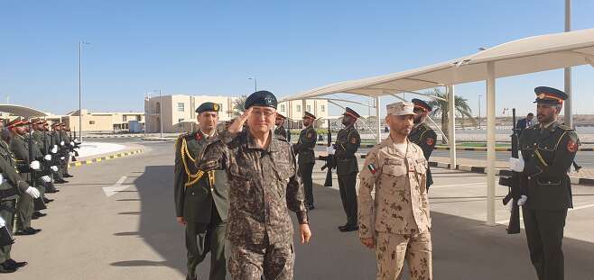 박안수 육군참모총장과 사이드 라시드 알 셰히 UAE 지상군사령관이 2023년 12월 UAE 지상군사령부에서 의장대를 사열하고 있다. /육군 본부