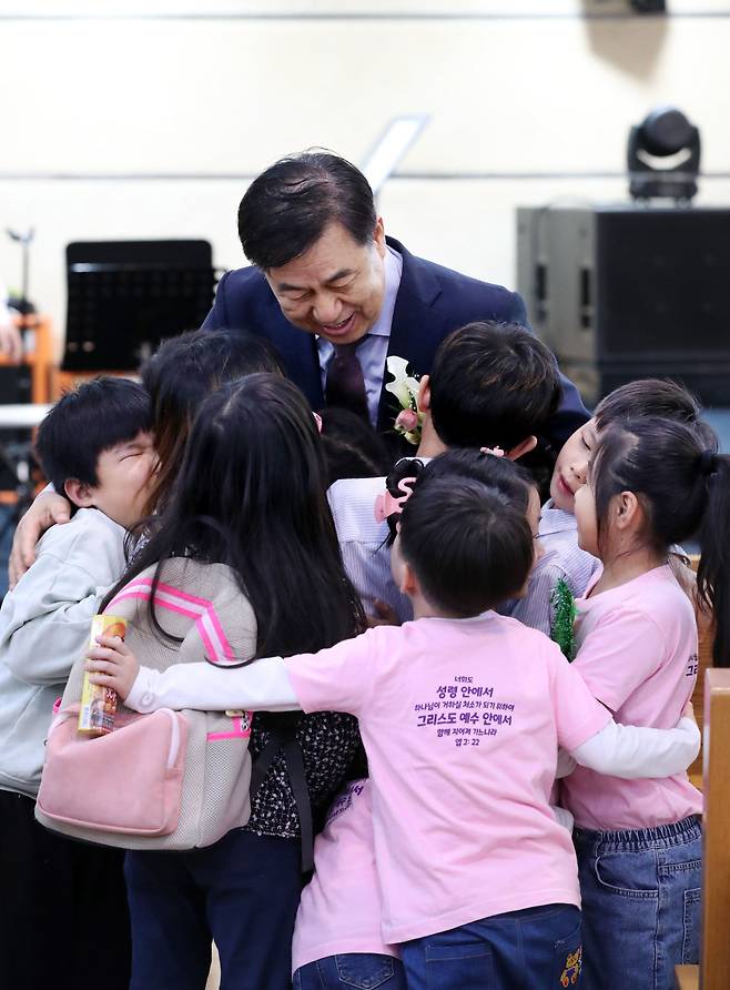 당진동일교회 이수훈 목사가 지난 5일 주일 예배 후 어린이들에게 둘러싸여 있다. 어린이집과 방과 후 학교로 어린이를 돌보는 이 교회는 저출생 문제 해결의 모범 사례로 꼽힌다. /신현종 기자