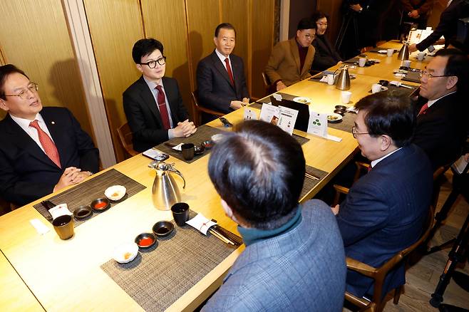 한동훈 국민의힘 비상대책위원장이 17일 서울 여의도의 한 식당에서 4·5선 중진 의원 오찬 간담회를 하고 있다. /뉴스1