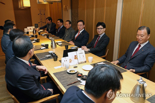 22대 총선 국민의힘 공천룰이 확정된 17일 한동훈 비상대책위원장이 서울 여의도 한식당에서 4선·5선 중진 의원들과 오찬 간담회를 하고 있다. 연합뉴스