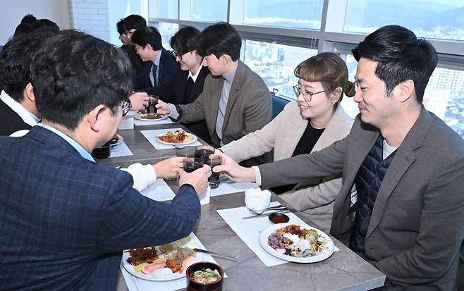 대구시가 조직 문화 개선에 총력을 기울인다. 사진은 대구시청 총무과 점심 회식 장면. 대구시 제공