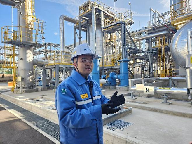 박용욱 피앤오케미칼 피치생산부 차장이 음극재 코팅용 피치 생산 공정에 대해 설명하고 있다. 피앤오케미칼 제공