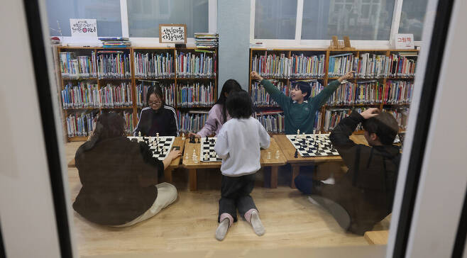 지난해 12월21일 대구시 동구 신기동 어린이도서관 ‘아띠’에서 아이들이 체스를 하고 있다. 박종식 기자 anaki@hani.co.kr