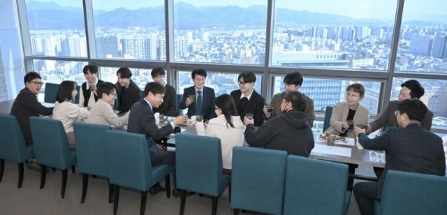 대구시 한 부서 공무원들이 점심 회식을 하면서 콜라와 사이다 등 음료로 건배를 하고 있다. 대구시 제공