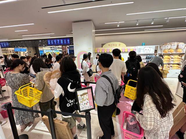 네이버웹툰이 지난해 6월 서울 강남구 스타필드 코엑스몰에서 오픈한 웹툰 팝업스토어에 물건을 구매하려는 팬들이 줄을 서 있다. 네이버웹툰 제공