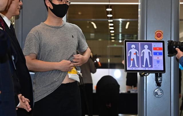 인천국제공항 제1여객터미널 1층 입국장에서 밀리터리파 신변 검색 시연이 진행되고 있다. 이 장비는 전자파를 이용해 몸 속에 숨긴 마약을 찾아낸다. 최주연 기자