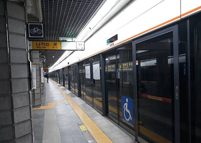 사건과 직접적인 관련이 없는 사진. 지난 12일 아침 서울 지하철에서 20대 직장인이 지하철과 스크린도어 사이에 갇히는 사고가 발생했다.​/사진=연합뉴스DB