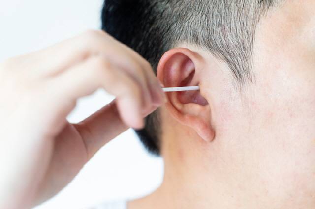 귀지는 자연스럽게 떨어져 나가는 경우가 대부분이며, 오히려 깊숙이 파낼 때 귓속에 손상을 줄 수 있기 때문에 굳이 파지 않는 게 좋다./사진=게티이미지뱅크