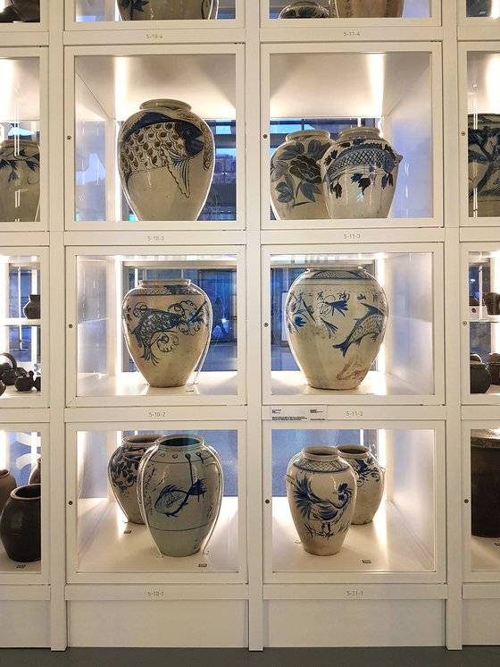 옹기와 백자를 혼합한 듯한 ‘해주항아리’는 파주관의 대표적인 소장품 중 하나로 '열린 수장고'에 전시돼 있다. 민화풍으로 그려진 여러 문양들 가운데 특히 물고기 문양(한 번에 알을 많이 낳아 다산을 상징)이 특별전 기간 동안 잘 보이도록 배치돼 있다. 사진 국립민속박물관