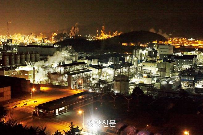 석유화학 기업들이 밀집한 전남 여수 국가산단. 산단 지정 50년 만에 주변 환경오염에 대한 대대적인 조사가 진행된다. 경향신문 자료사진.