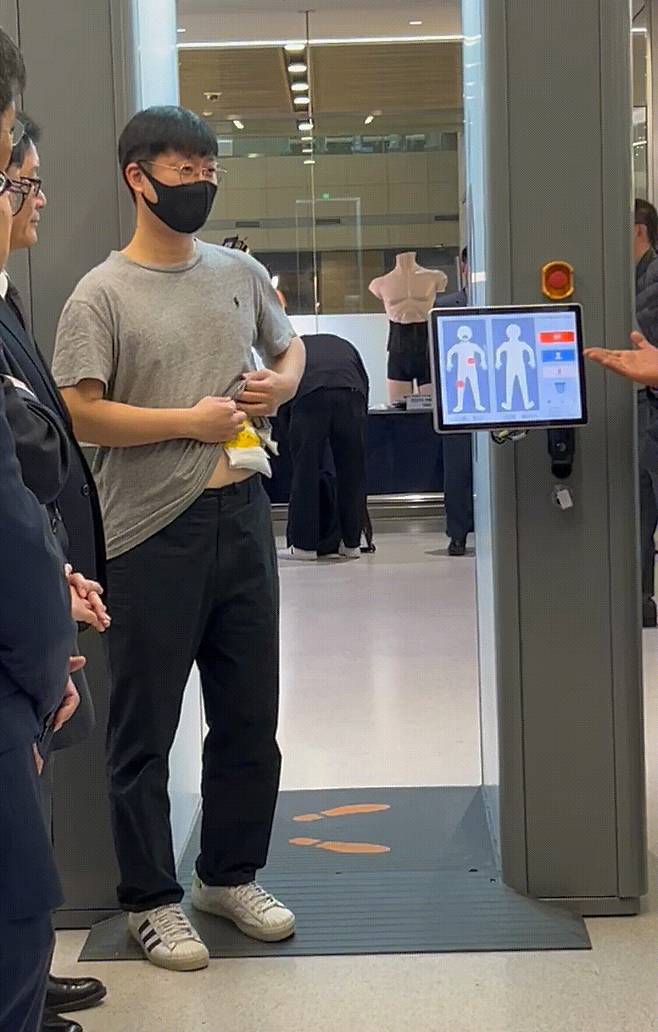 An official from the Korea Customs Service demonstrates how the millimeter wave scanner -- a security equipment that shows hidden objects or substances within two or three seconds -- can detect drugs hidden in the body. (Park Jun-hee/The Korea Herald)