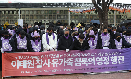 People have a moment of silent prayer for the victims of the 2022 Itaewon disaster in Seoul Plaza in central Seoul on Wednesday. [YONHAP]