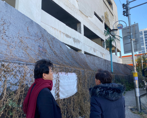 배준영 의원(왼쪽)이 옛 인스파월드 건물 앞에서 지역 주민과 신천지 대책을 논의하는 모습. 배준영의원실 제공
