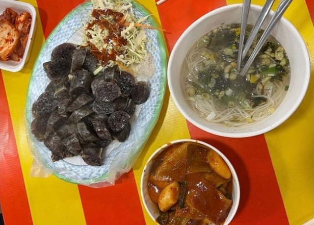 홍천 꽁꽁축제 야시장에서 판매하는 음식들. 사진 속 순대 한 접시 가격이 2만원이라고 한다. 온라인 커뮤니티 보배드림 캡처