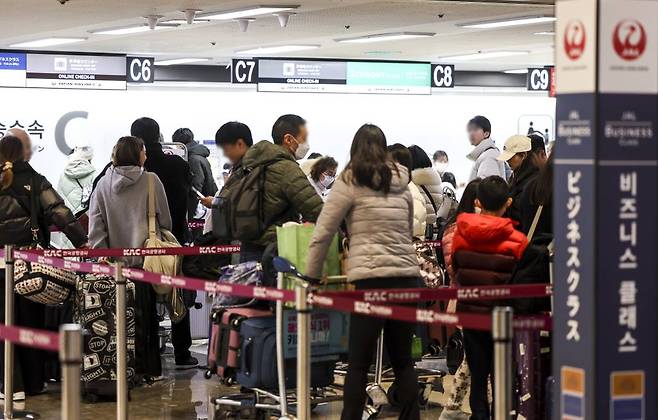 [서울=뉴시스] 정병혁 기자 = 3일 서울 강서구 김포국제공항 국제선 출국장 카운터에서 일본으로 향하는 여행객들이 출국 수속을 하고 있다. 024.01.03.