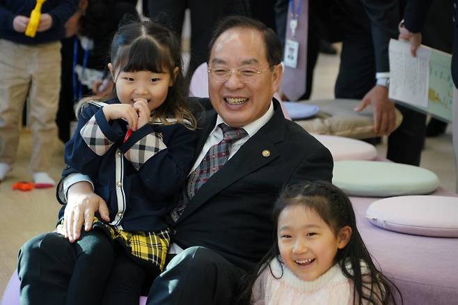 개관식에서 아이들과 함께 한 하윤수 부산교육감/사진=부산교육청