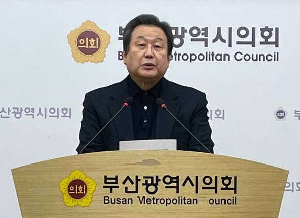 국민의힘 전신인 새누리당 대표를 지낸 김무성 전 의원이 15일 부산시의회에서 제22대 총선 출마 선언을 하고 있다. [연합]