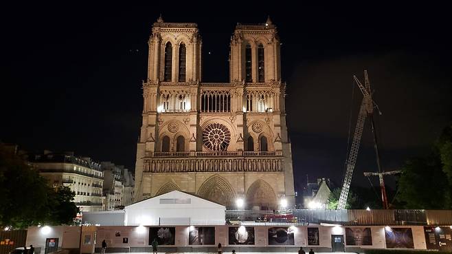노트르담 대성당은 2024년 12월 8일 재개장을 목표로 복구 작업을 진행 중이다. 노트르담 대성당은 매년 전 세계에서 1200만 명 정도의 관광객이 찾는 인기 관광지다. 2019년 4월 15일 대화재 발생으로 잠시 문을 닫았다. 큰 불이 나기 전 노트르담 대성당(위쪽 사진·2018년 11월)과 노트르담 대성당 최근 모습(오른쪽·2023년 여름). 5년째 복구 공사로 화재 전 모습을 대부분 되찾아 가고 있는 대성당의 윤곽이 확인된다. [헤럴드DB·필자 제공]