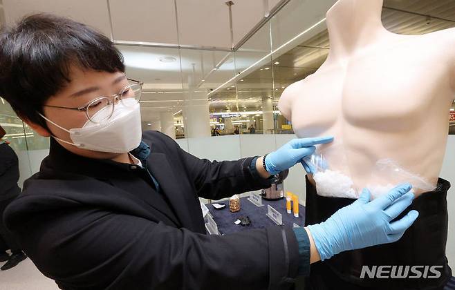 [인천공항=뉴시스] 최동준 기자 = 17일 인천국제공항 제1여객터미널에서 관세청 직원이 여행객 등이 마약류를 밀반입하다 적발된 사례를 설명하고 있다. (공동취재) 2024.01.17. photo@newsis.com