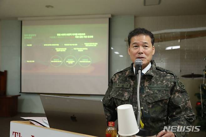 [서울=뉴시스] 김영호 통일부 장관은 17일 오후 경기 파주 화력여단 예하부대에서 국군장병을 대상으로 강연을 하고 있다. (사진= 통일부 제공)