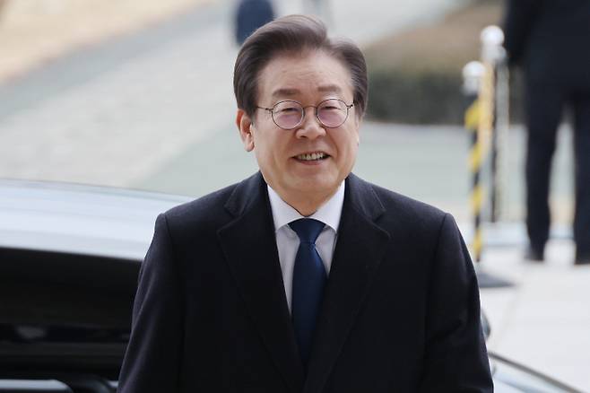 17일 더불어민주당 이재명 대표가 피습 보름 만에 국회로 출근하고 있다. 연합뉴스