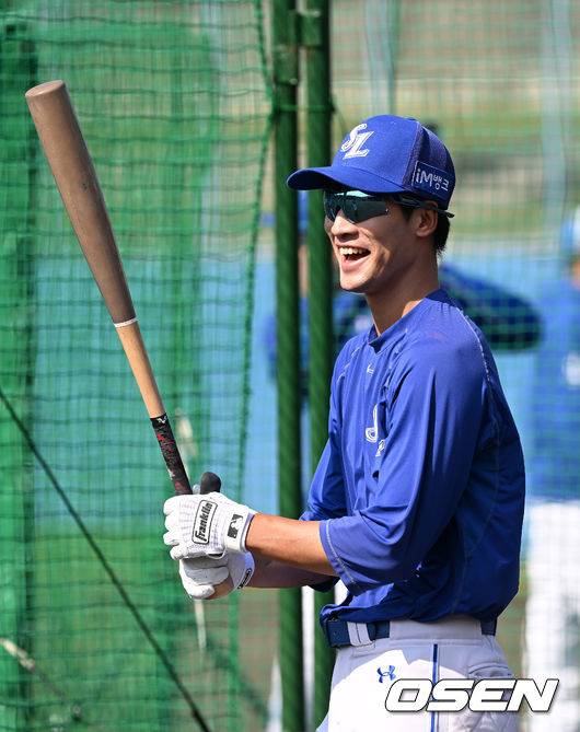 [OSEN=오키나와(일본), 이대선 기자] 1일 일본 오키나와 온나손 아카마 볼파크에서 삼성 라이온즈 스프링캠프가 진행됐다.삼성 강한울이 타격 훈련을 하고 있다. 2023.03.01 /sunday@osen.co.kr