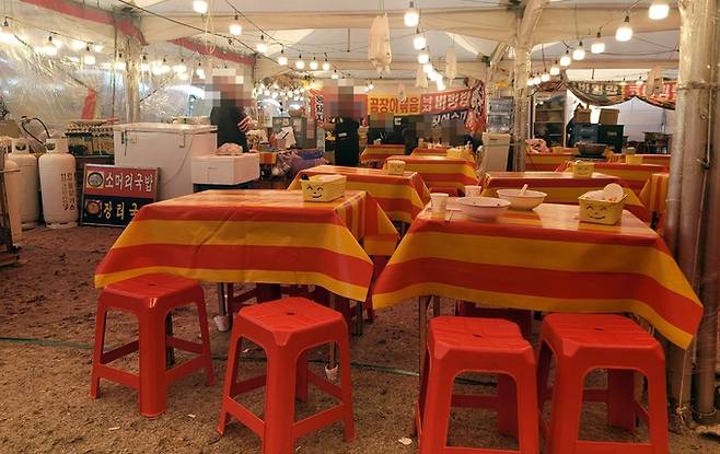 지난 16일 바가지 요금으로 논란이 된&nbsp;‘홍천강 꽁꽁축제’ 포장마차 내 한 음식점이 손님이 없어 썰렁하다.&nbsp;
