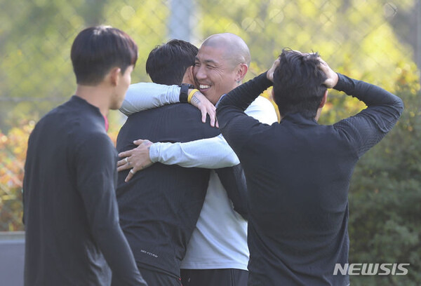 차두리 코치(오른쪽에서 두번째)가 지난해 10월 9일 파주 축구국가대표트레이닝센터(NFC)에서 열린 축구 국가대표팀 공개훈련에서 손흥민과 인사를 나누고 있다. /사진=뉴시스