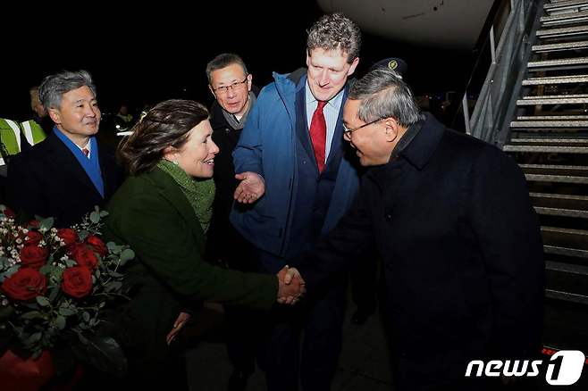 리창 중국 총리가 16일 (현지시간) 아일랜드 더블린의 공항에 도착해 이몬 라이언 교통장관의 영접을 받고 있다. 2024.1.17 ⓒ AFP=뉴스1 ⓒ News1 우동명 기자