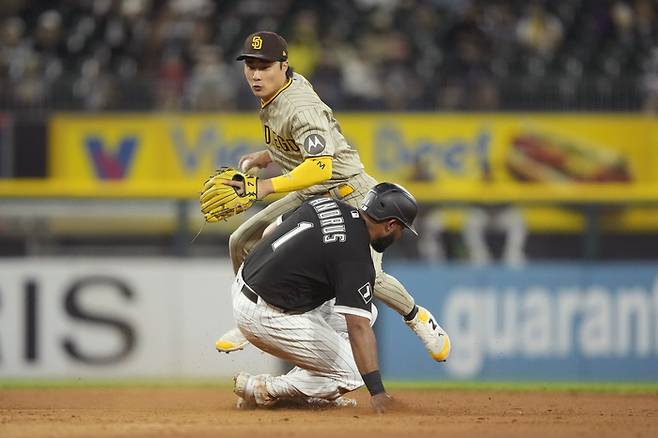 18일(한국 시간) 오후 MLB 네트워크의 2024년 2루수 부문 베스트10 발표를 앞두고 팬들은 샌디에이고 파드리스 김하성을 7위에 올려 놓았다. AP연합뉴스