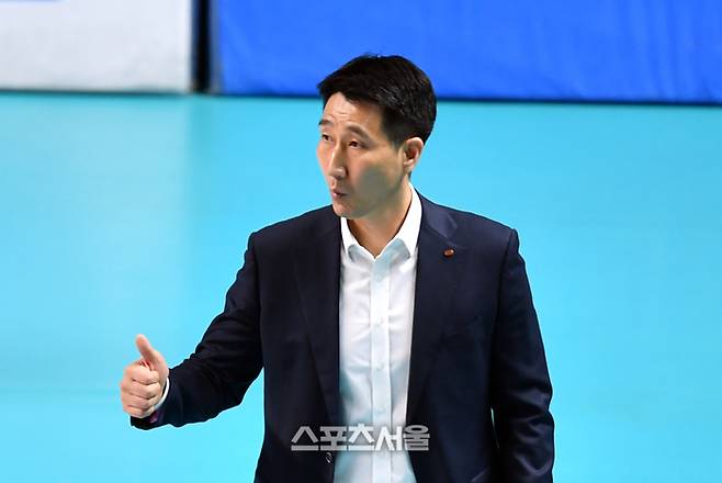 한전 권영민 감독이 14일 장충체육관에서 열린 2023-2024 도드람 V리그 남자부 우리카드와 한국전력의 경기에서 선수들을 독려하고 있다. 2024.01.14.장충체육관 | 강영조 기자 kanjo@sportsseoul.com