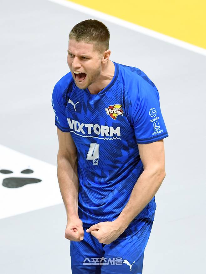 한국전력 타이스가 18일 의정부체육관에서 열린 2023-2024 V리그 남자부 KB손해보험과 경기에서 서브 득점을 기록한 뒤 기뻐하고 있다. 2024. 1. 18. 의정부 | 박진업 기자 upandup@sportsseoul.com