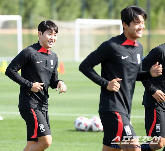 대한민국 축구대표팀이 17일(현지시간) 오전 카타르 도하 알 아글라 트레이닝 센터에서 훈련을 진행했다. 이강인, 설영우가 훈련을 소화하고 있다. 도하(카타르)=박재만 기자 pjm@sportschosun.com/2023.01.17/