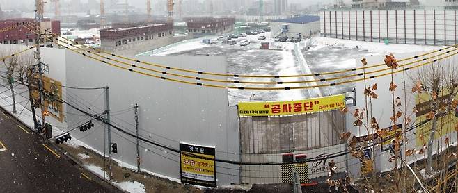 17일 시공사에 공사비를 지급하지 못해 2주가 넘도록 공사가 전면 중단된 서울 은평구 대조동 '대조1구역' 재개발 사업 현장. 입구에 '공사 중단' 안내문이 걸려 있고, 타워크레인 등 건설 기계도 멈춰 섰다. 최근 공사비 문제로 사업이 지연되는 재건축·재개발 현장이 급증하고 있다. /박상훈 기자